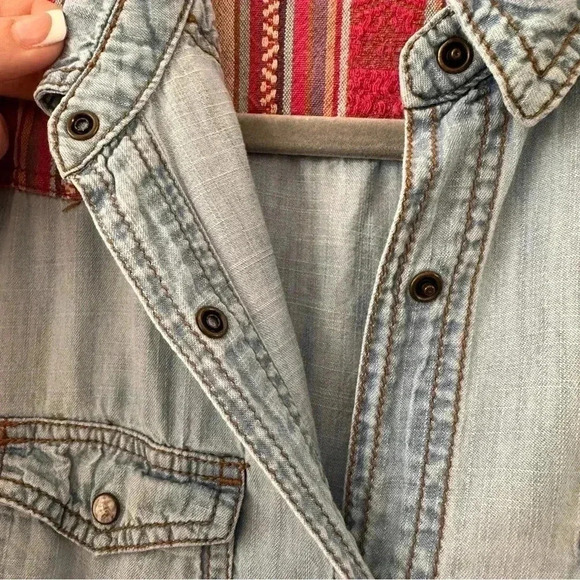 Women’s Lightweight Chambray Western Cowgirl Snap Front Casual Shirt Medium - Picture 4 of 11